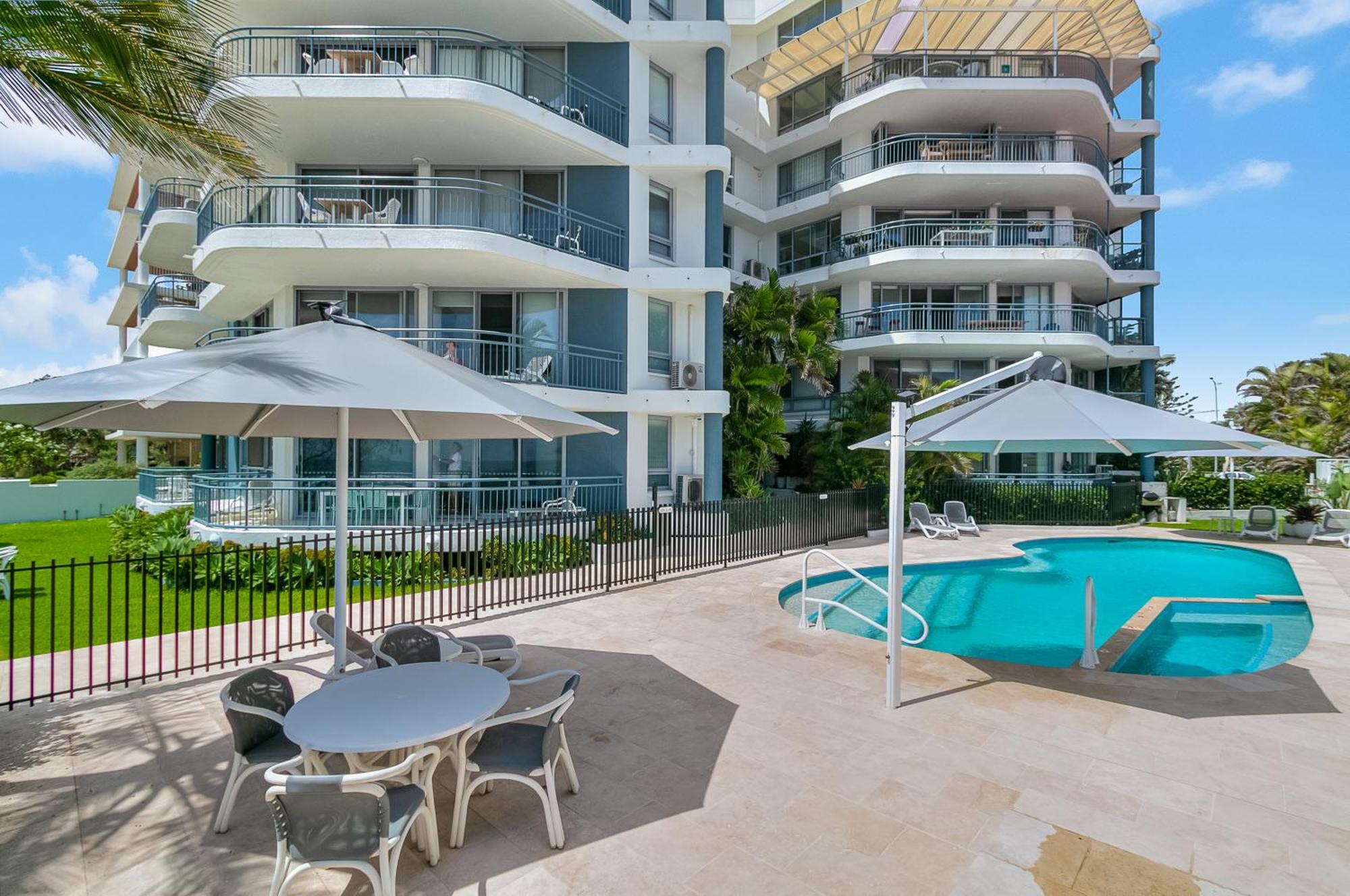 Oceanside Resort - Absolute Beachfront Apartments Gold Coast Exterior foto