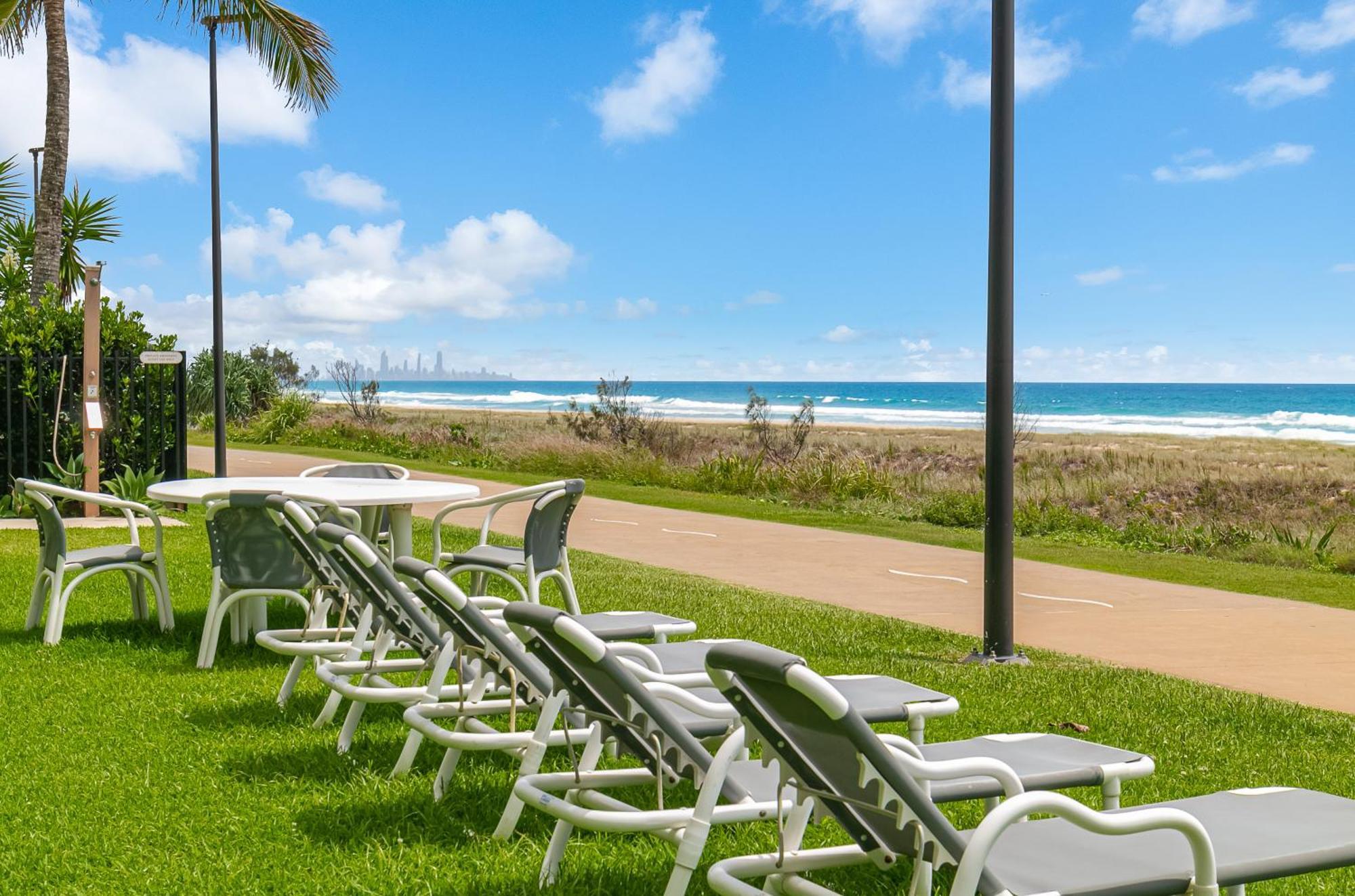 Oceanside Resort - Absolute Beachfront Apartments Gold Coast Exterior foto