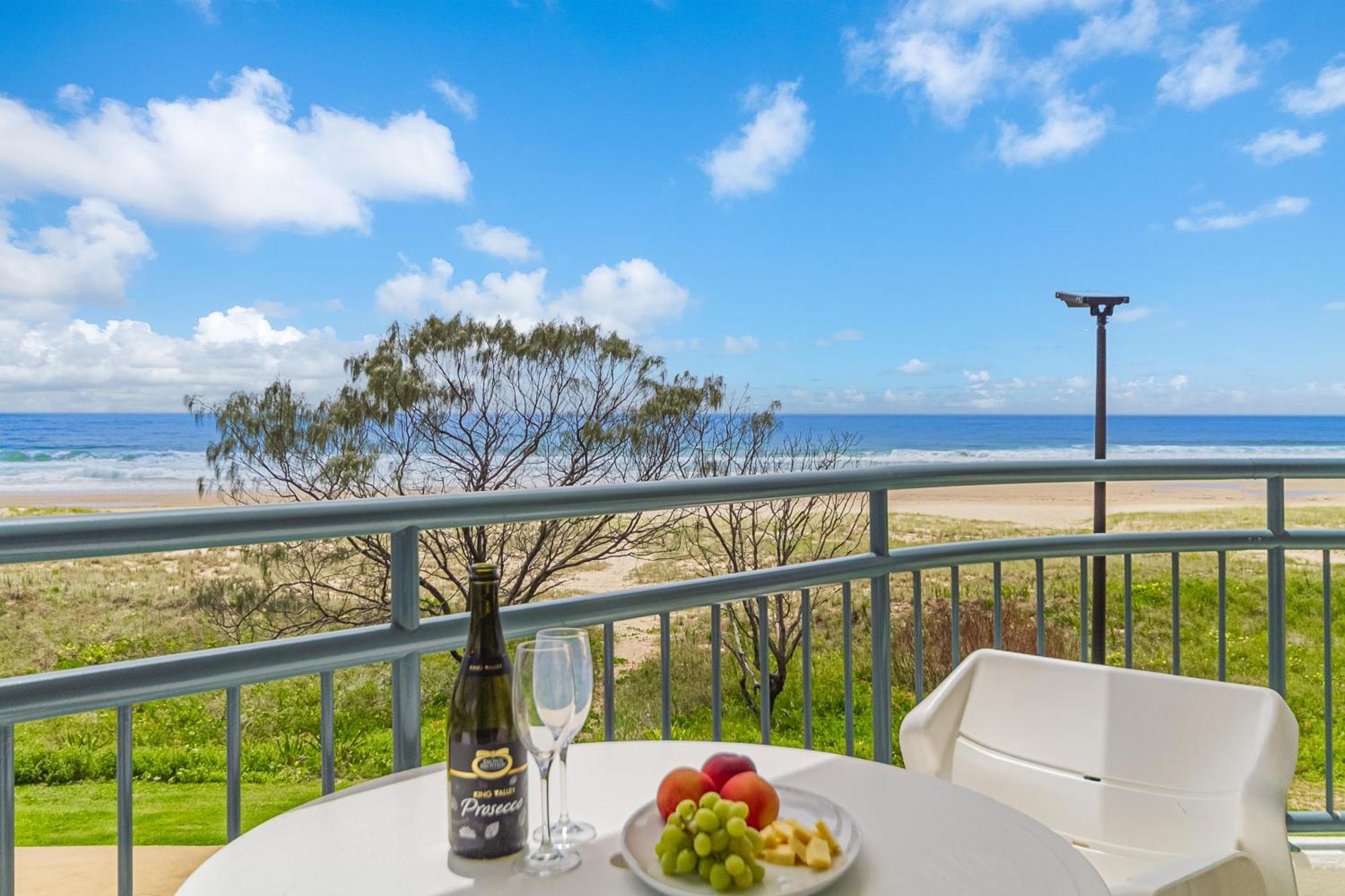 Oceanside Resort - Absolute Beachfront Apartments Gold Coast Exterior foto